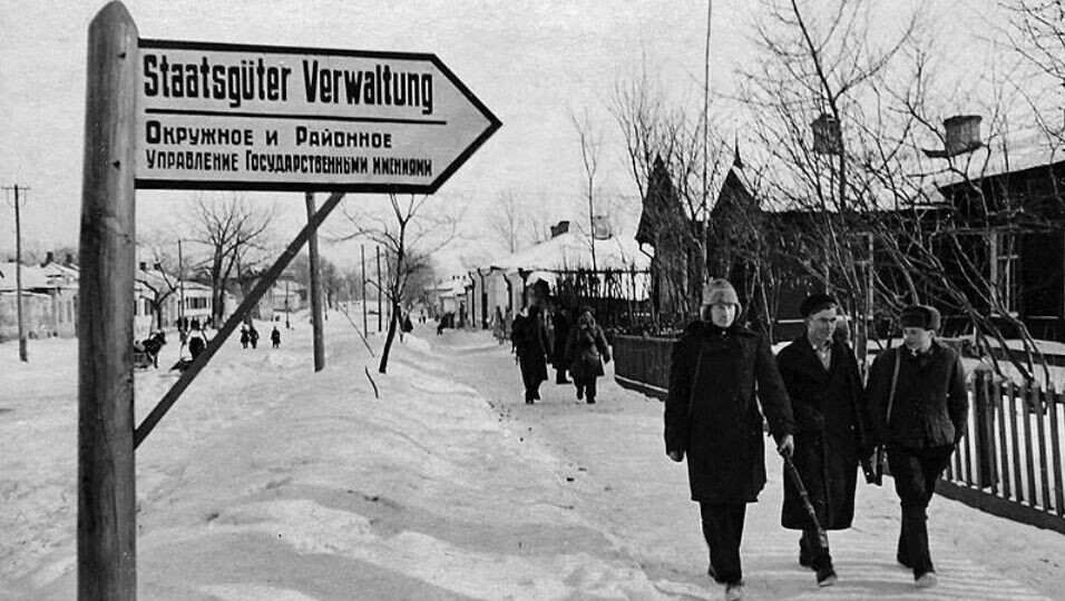    Первое освобождение. Бойцы истребительного отряда патрулируют улицы города. Февраль 1943 г.   Фотоальбом «Нам той войны вовеки не забыть»