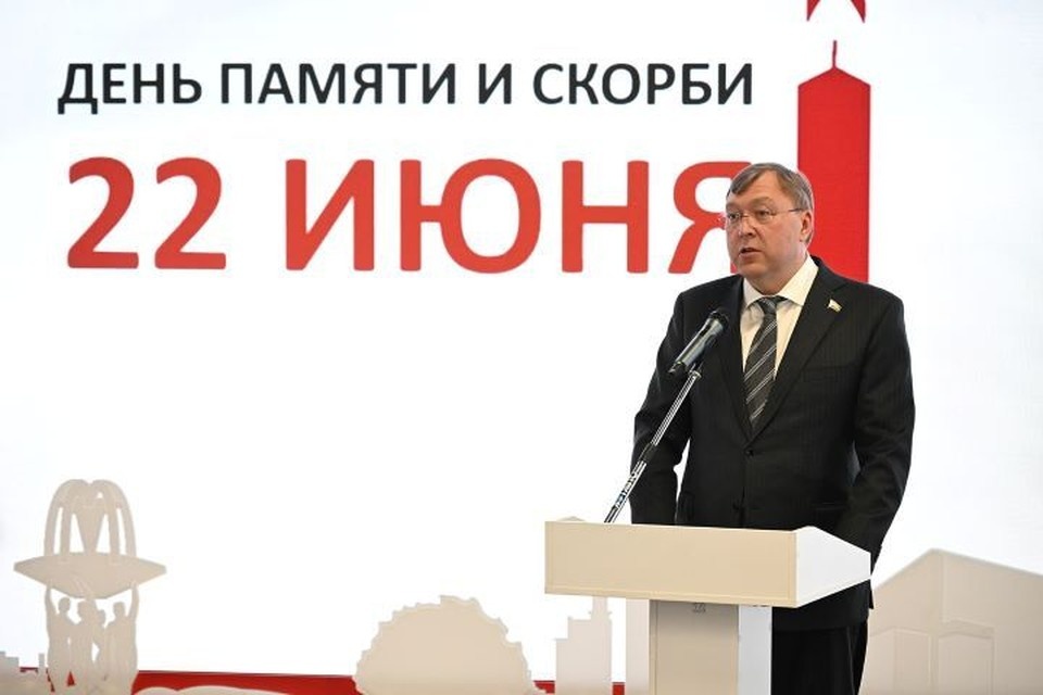    Спикер ЗС Александр Ищенко одним из первых посетил экспозицию. Фото: пресс-служба ЗС РО.