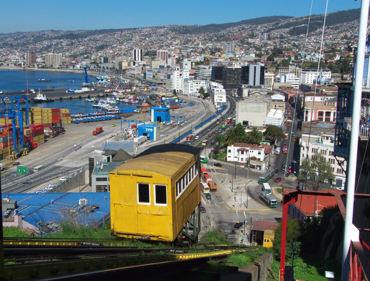 Порт Вальпараисо. Авторство: Javier Rubilar from Santiago,
Chile. Ascensores, CC BY-SA 2.0,
https://commons.wikimedia.org/w/index.php?curid=11929777