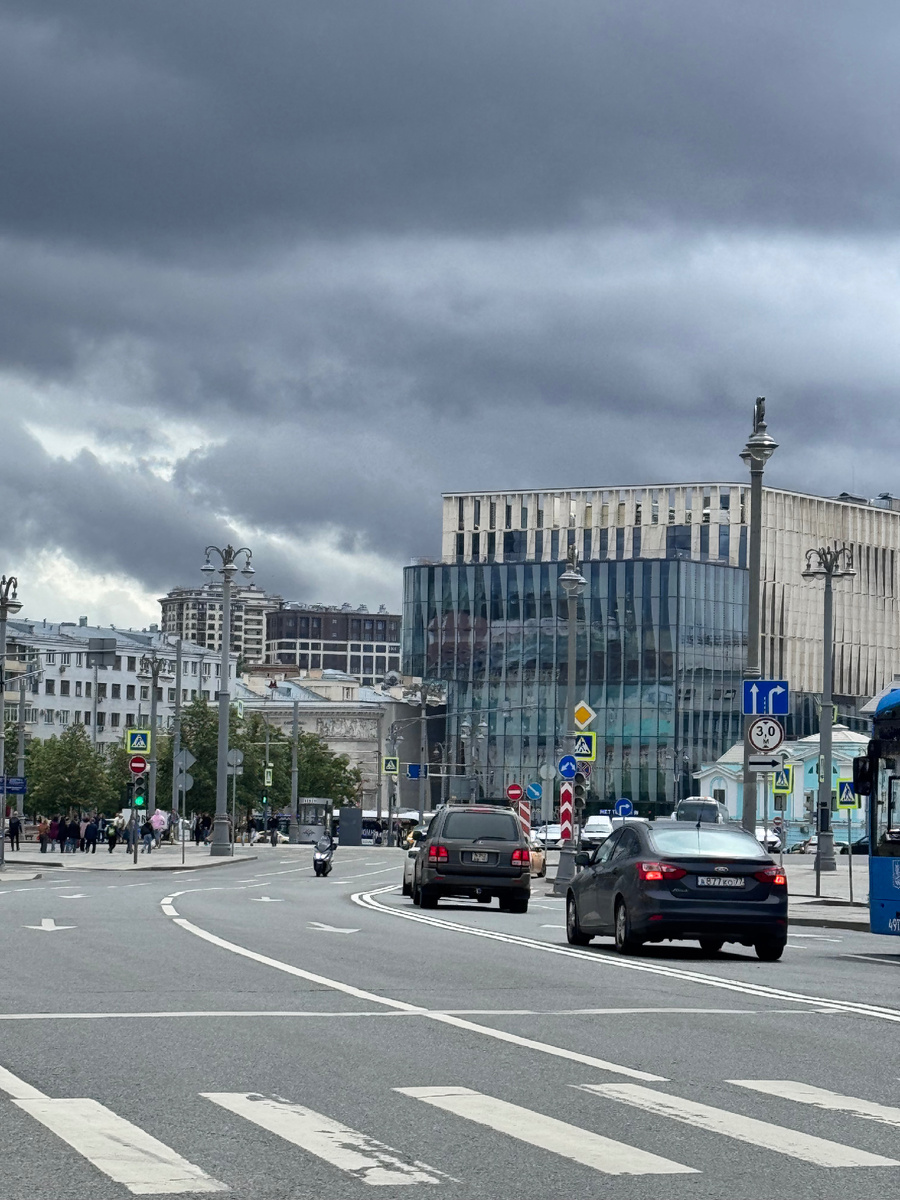 Найти работу в Москве проще из-за количества вакансий и сложнее из-за высоких требований