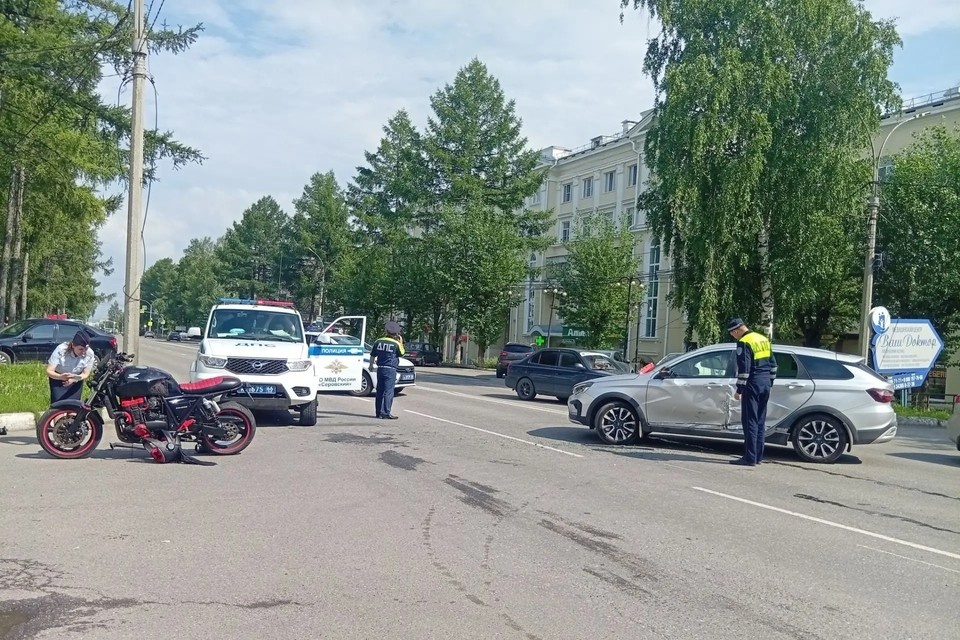    Мотоциклист столкнулся с Lada Vesta. Фото: Госавтоинспекция Свердловской области