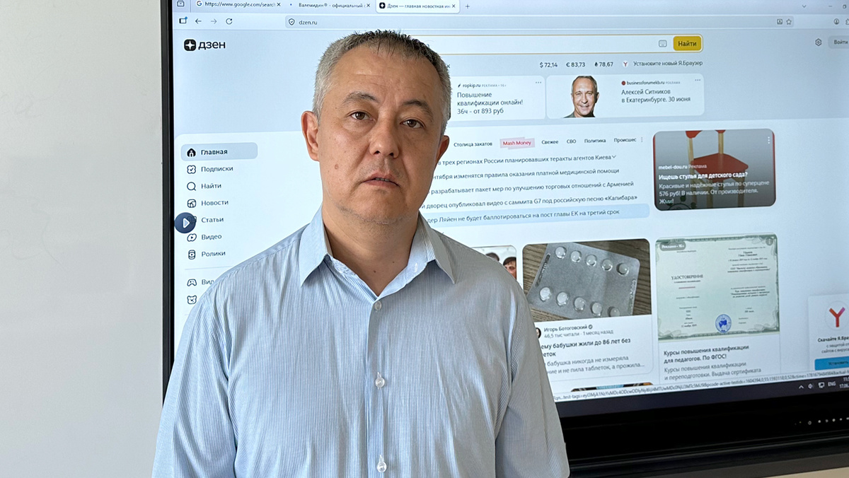 Сельский учитель на уроке информатики