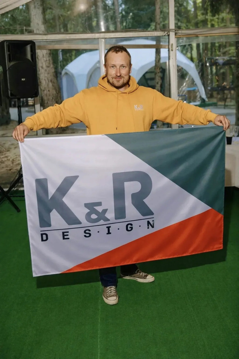 Архивное фото с ежегодного корпоративного праздника в честь дня рождения компании