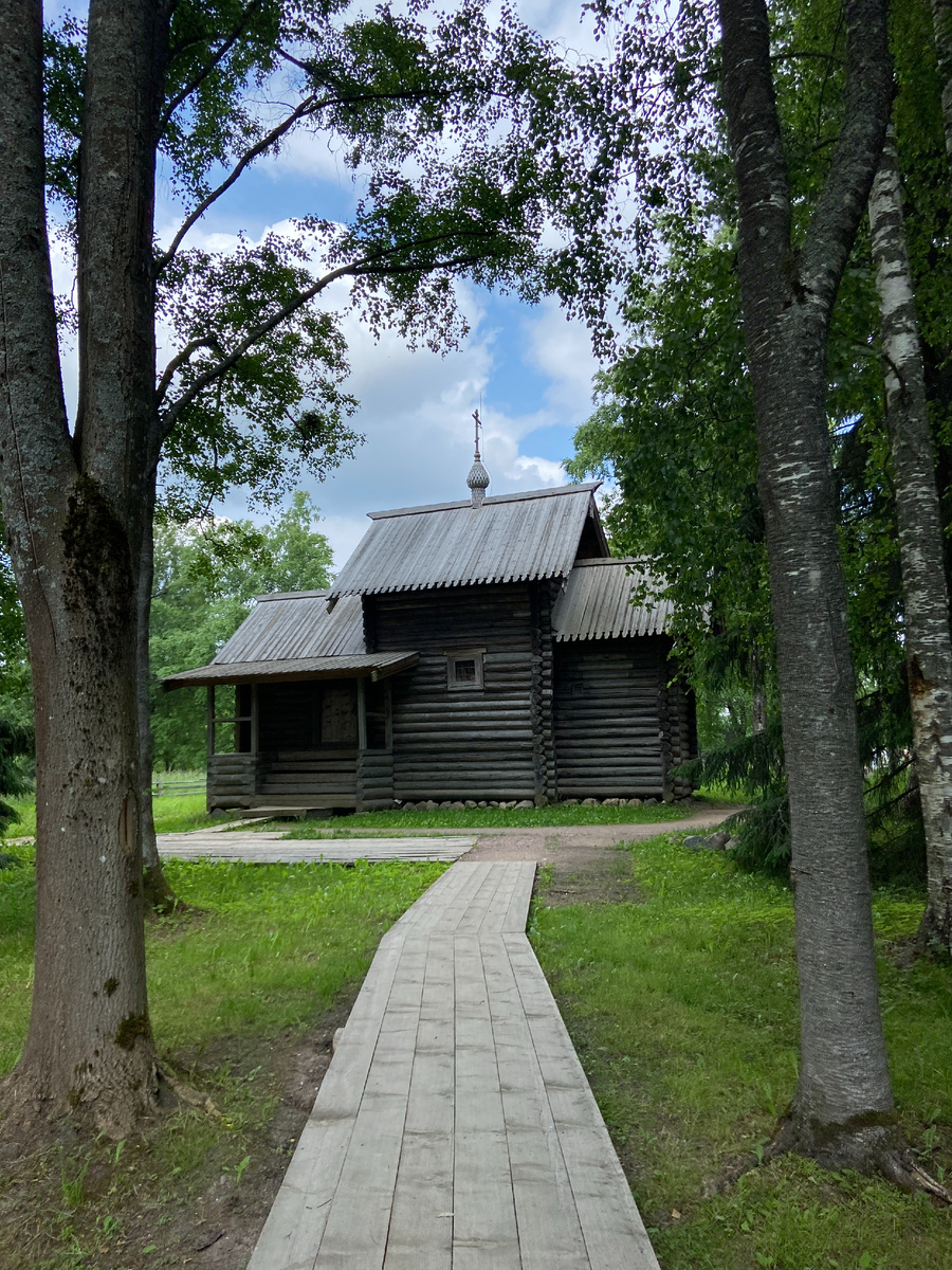 Троицкая церковь. Церковь возвели в 1672–1676 годах. Изначально она находилась в Рёконьской пустыни (сейчас это территория Любытинского района). По преданию, храм построили на месте чудесного явления иконы Святой Троицы ещё в XIII веке. К моменту обнаружения в 1969 году церковь была в аварийном состоянии: её окружали густые тополя, не было проветривания. Специалисты решили перевезти памятник в музей, чтобы спасти. Переезд состоялся в 1979 году — для транспортировки даже использовали вертолёт. 