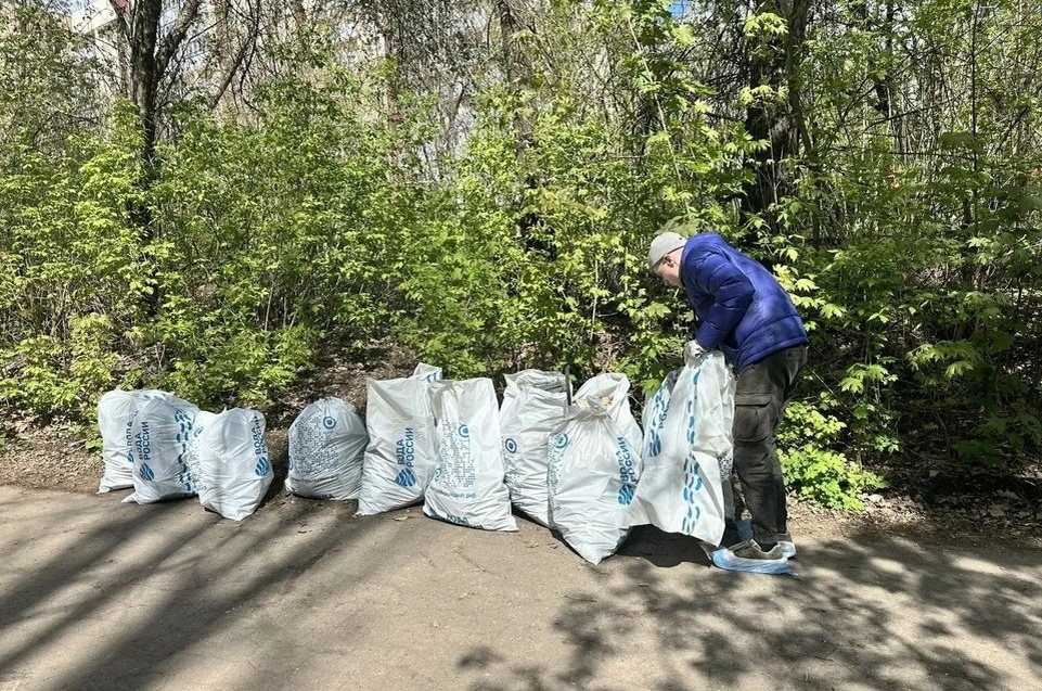    Совместными усилиями участники акции собрали 197 кубометров мусора - в основном пластик, металл и старые автомобильные покрышки. Фото: Минприроды ДНР