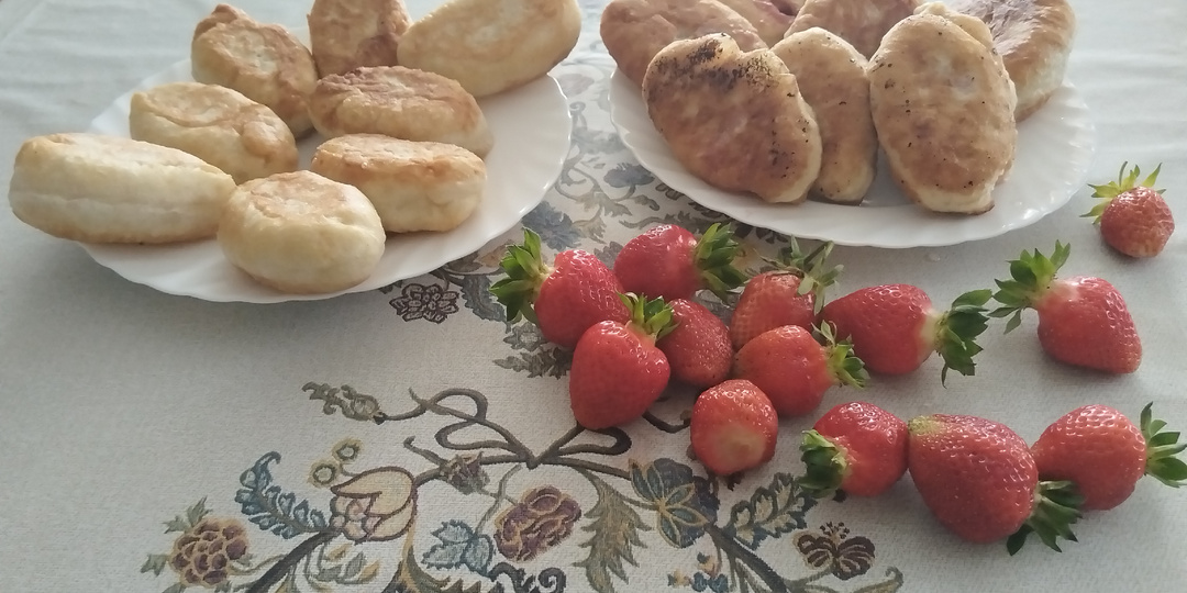 Рецепт жареных пирожков с клубникой из дрожжевого теста на воде.