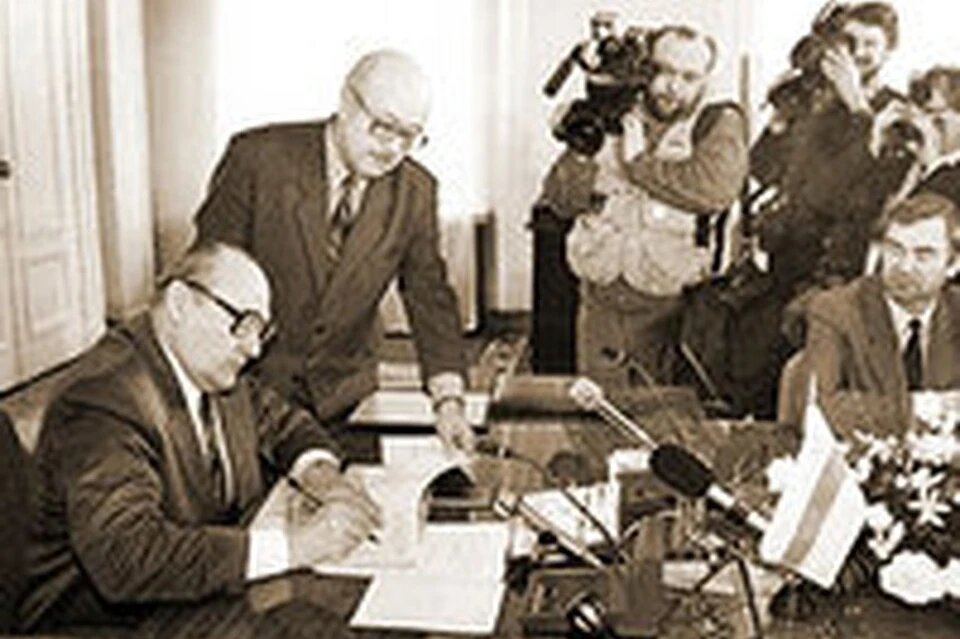 Исторический кадр — председатель Верховного Совета Мечислав Гриб подписывает принятую Конституцию
