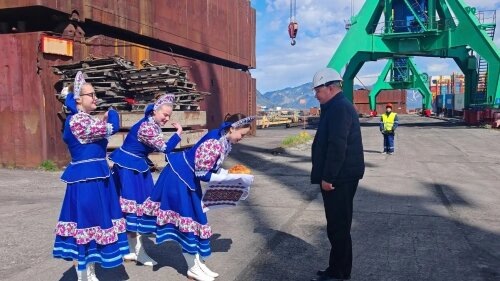 Так на Чукотке встречают пароходы / фото: канал Администрация муниципального округа Эгвекинот
