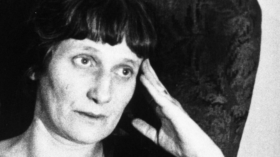 Настоящая фамилия поэтессы — Горенко. Псевдоним «Ахматова» взяла из-за отца, который запретил ей «позорить фамилию» своими стихами. Выбор пал на девичью фамилию бабушки — по преданию, она происходила от ордынского князя Ахмата.📷Фото: Фотоархив журнала «Огонёк» / Коммерсантъ