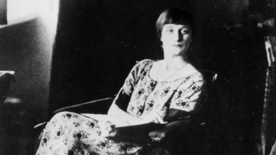 Стихи начала писать в 11 лет. Первый же сборник произведений «Вечер» (1912) принес Анне Ахматовой известность. Главной в нем является тема неразделенной любви.📷Фото: Фотоархив журнала «Огонёк» / Коммерсантъ