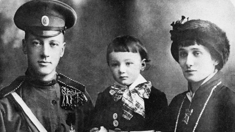 С будущим мужем, поэтом Николаем Гумилевым Анна Ахматова познакомилась во время учебы в гимназии. В 1910 году они поженились. В 1918-м брак литераторов распался, а еще через три года Гумилева арестовали и расстреляли На фото: супруги с сыном Львом, 1915 год.📷Фото: РИА Новости