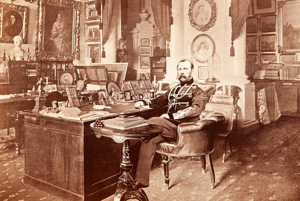 Александр II в своём кабинете в Зимнем дворце. Фотограф С. Л. Левицкий