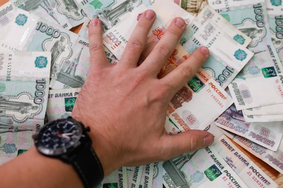    Мужчина продавал чужие через интернет или прямо на улице. Дмитрий АХМАДУЛЛИН