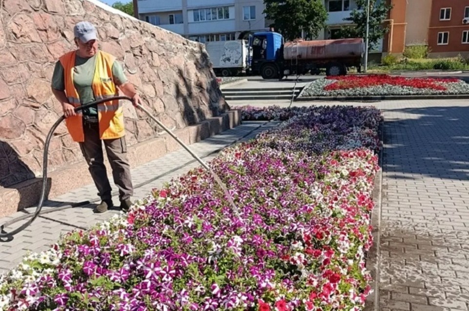    Для полива цветников задействовали две единицы спецтехники. Фото: Администрация Мариуполя