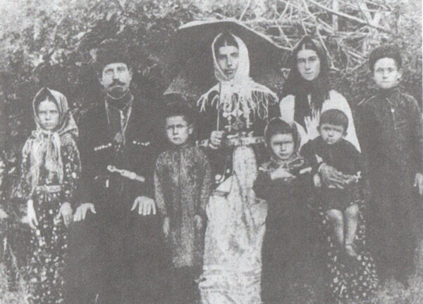 Адыгская (шапсугская) семья в окрестностях Туапсе, начало XX века.

