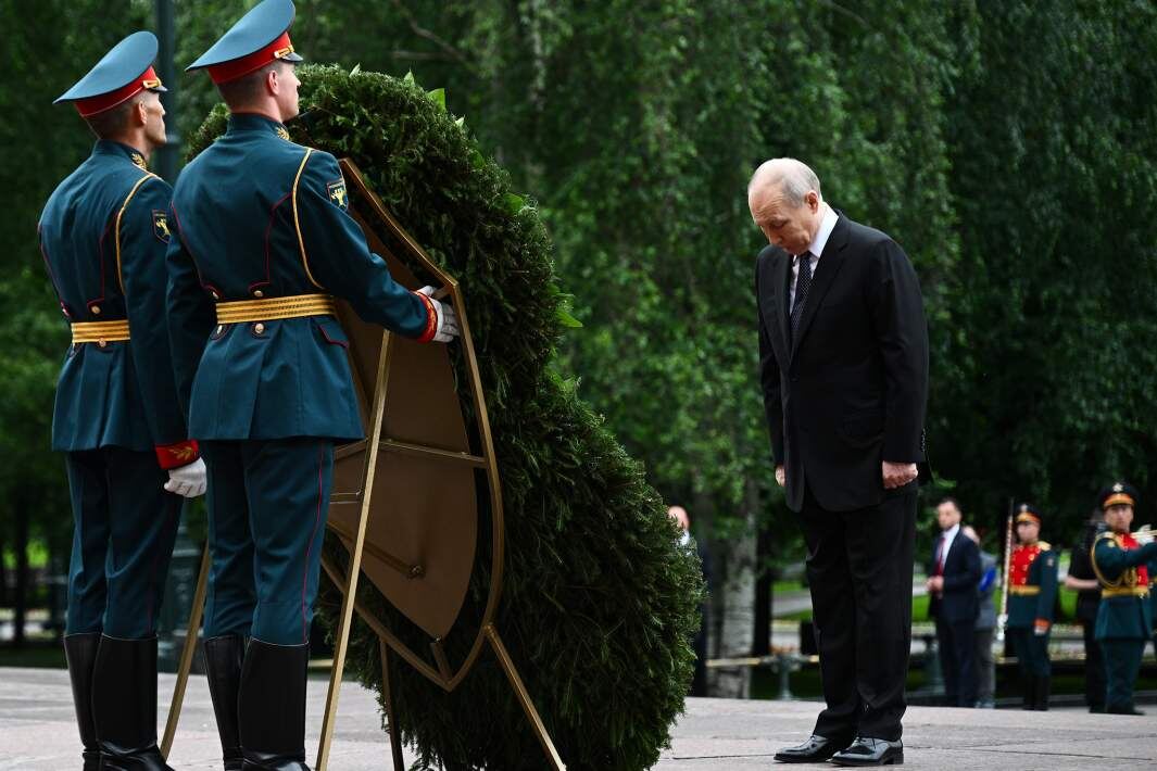 Владимир Путин на церемонии возложения цветов к Могиле Неизвестного Солдата в Александровском саду в День памяти и скорби