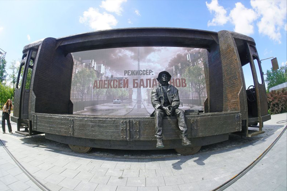 [© Татьяна Андреева/РГ/https://rg.ru/2026/06/16/reg-urfo/v-ekaterinburge-otkryli-pamiatnik-rezhisseru-filma-brat-alekseiu-balabanovu.html]