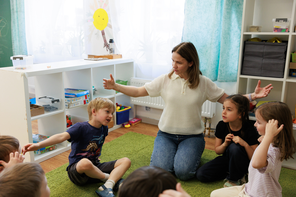 Марина Игнатьева проводит занятие для детей 5-6 лет в клубе развития семьи "Живая Школа"