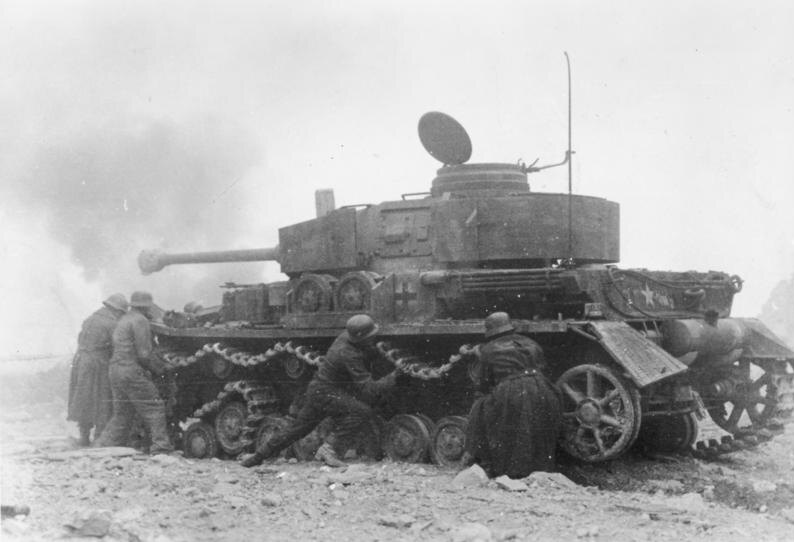 Экипаж немецкого танка PzKpfw IV пытается починить его ходовую часть, повреждённую в бою возле Монте-Кассино