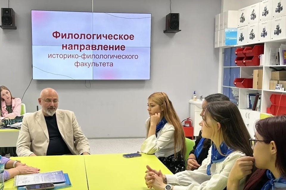   Ректор ЮУрГГПУ Александр Кузнецов с участниками диалектологической практики из БГПУ. Фото: ЮУрГГПУ