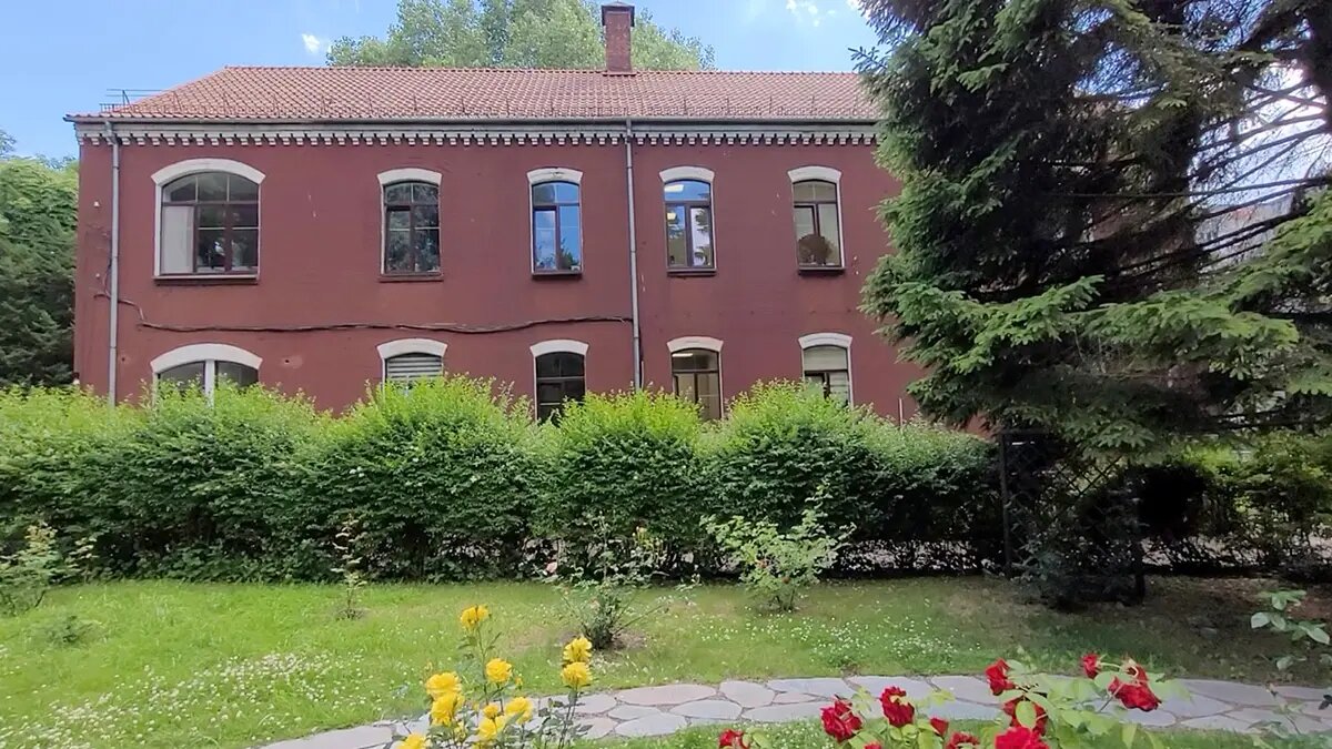   Бывшая офтальмологическая клиника Кёнигсберга (1889 г.). Теперь здесь вход в Ландшафтный парк