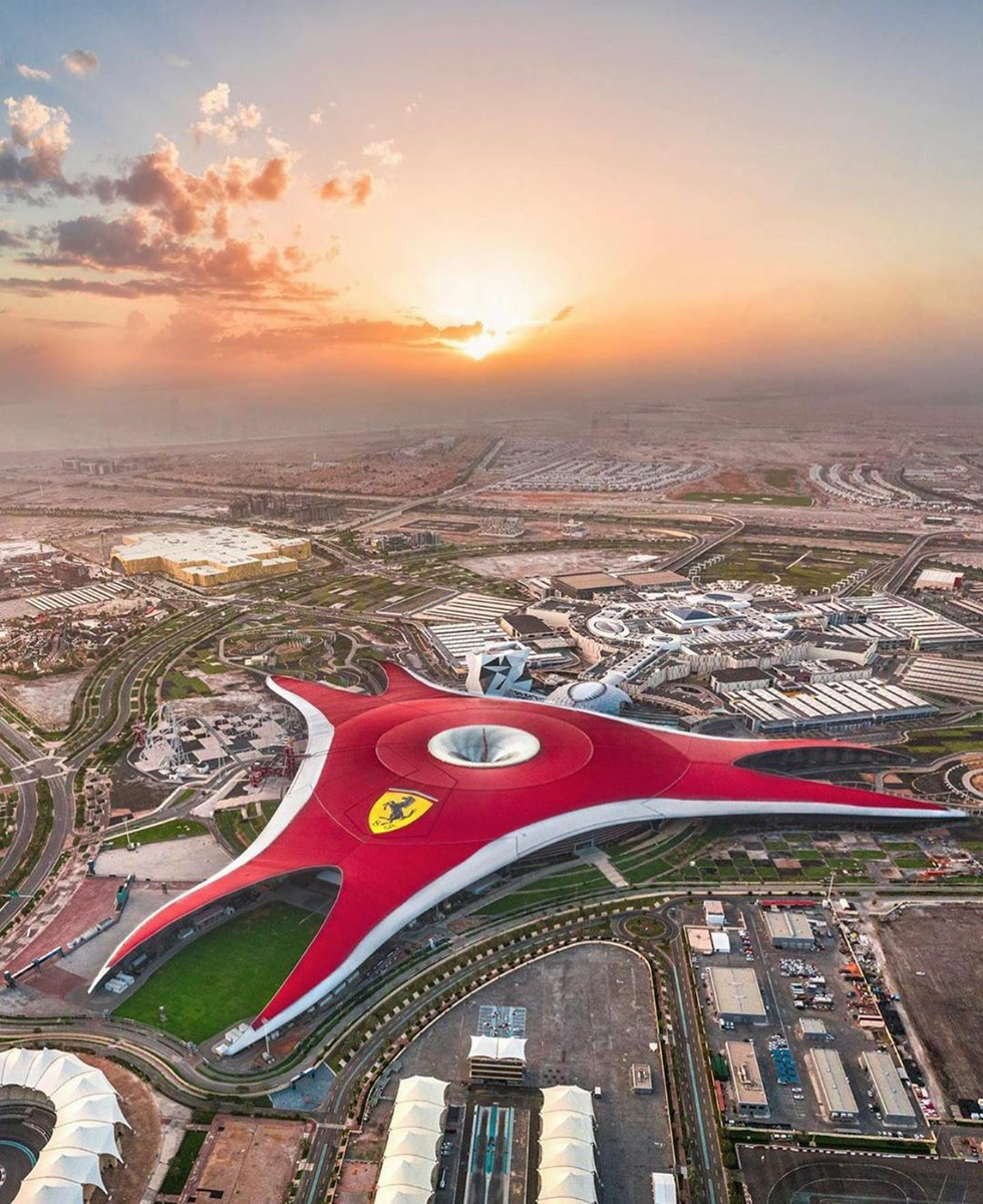 Ferrari World с детьми: когда выбирать
Ferrari World лучше выбирать, если: