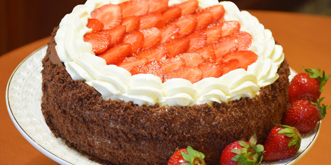 Шоколадный торт с клубникой 🍓