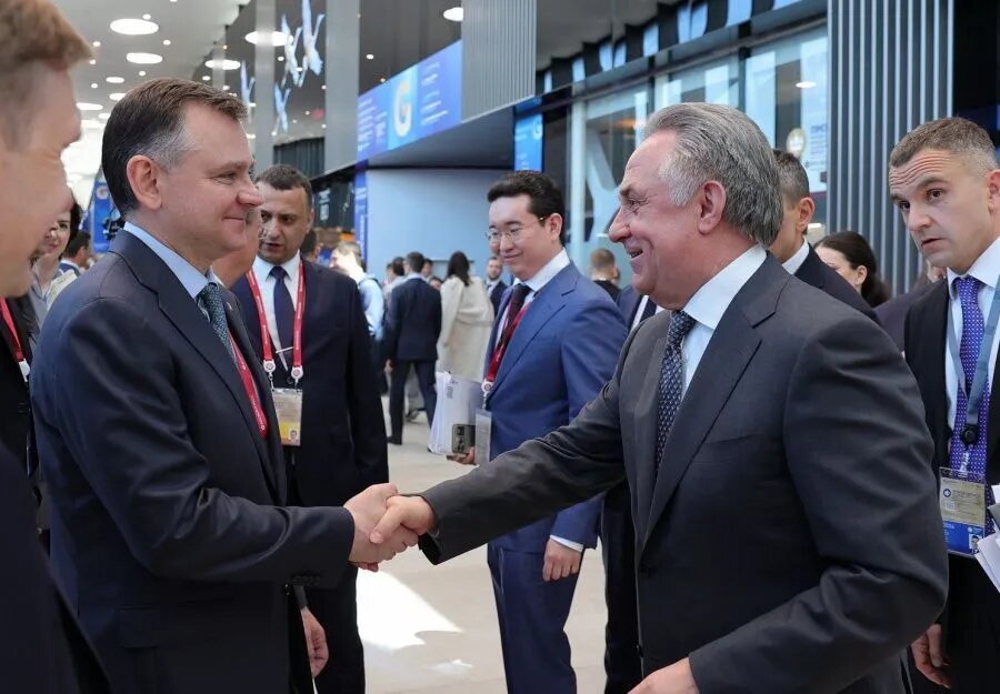 Встречи в кулуарах ПМЭФ-2026: с гендиректором ДОМ.РФ Виталием Мутко.