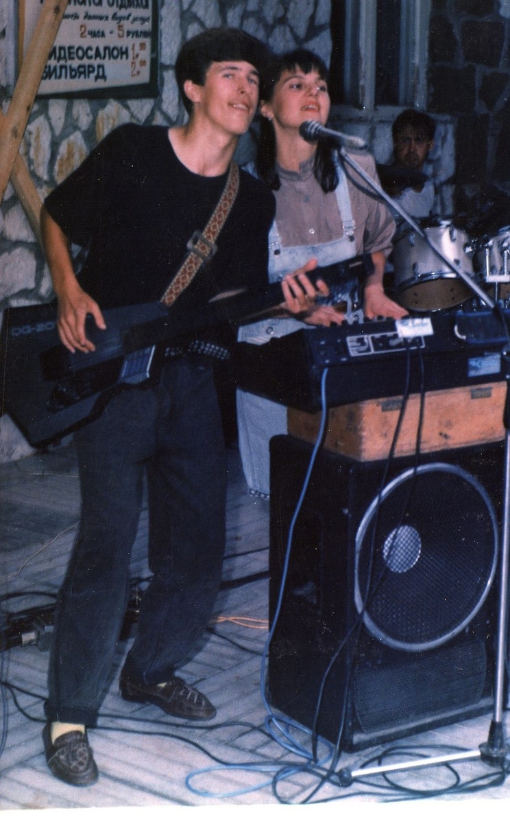    «Ласковый май» на корпоративе (1992 г.), Ставропольский край. Слева Иван Вихарев, Ирина Плавинская, за ударной установкой Слава Нилов. Фото: предоставлено Иваном Вихаревым