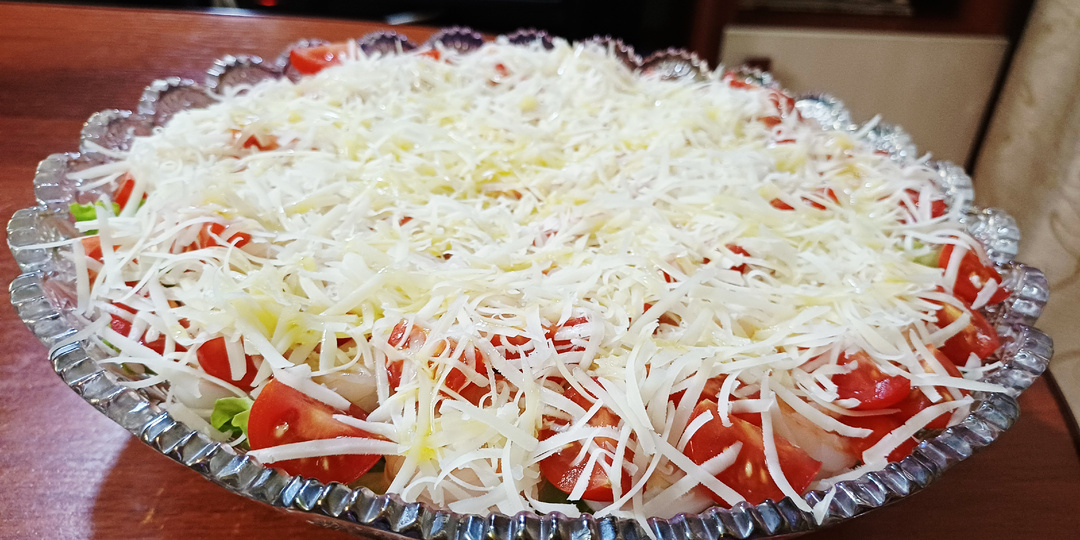 Салат с креветками и сыром пармезан.