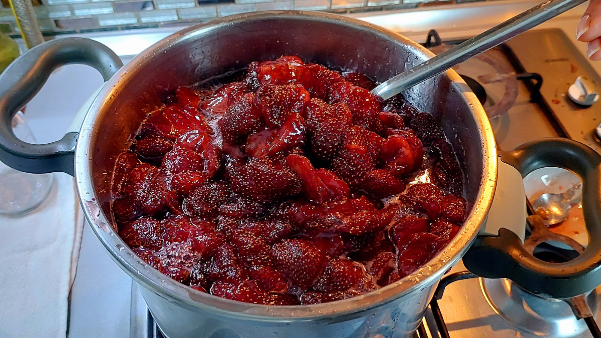 Варенье получается очень ароматным и вкусным, с целыми плотными ягодками.
