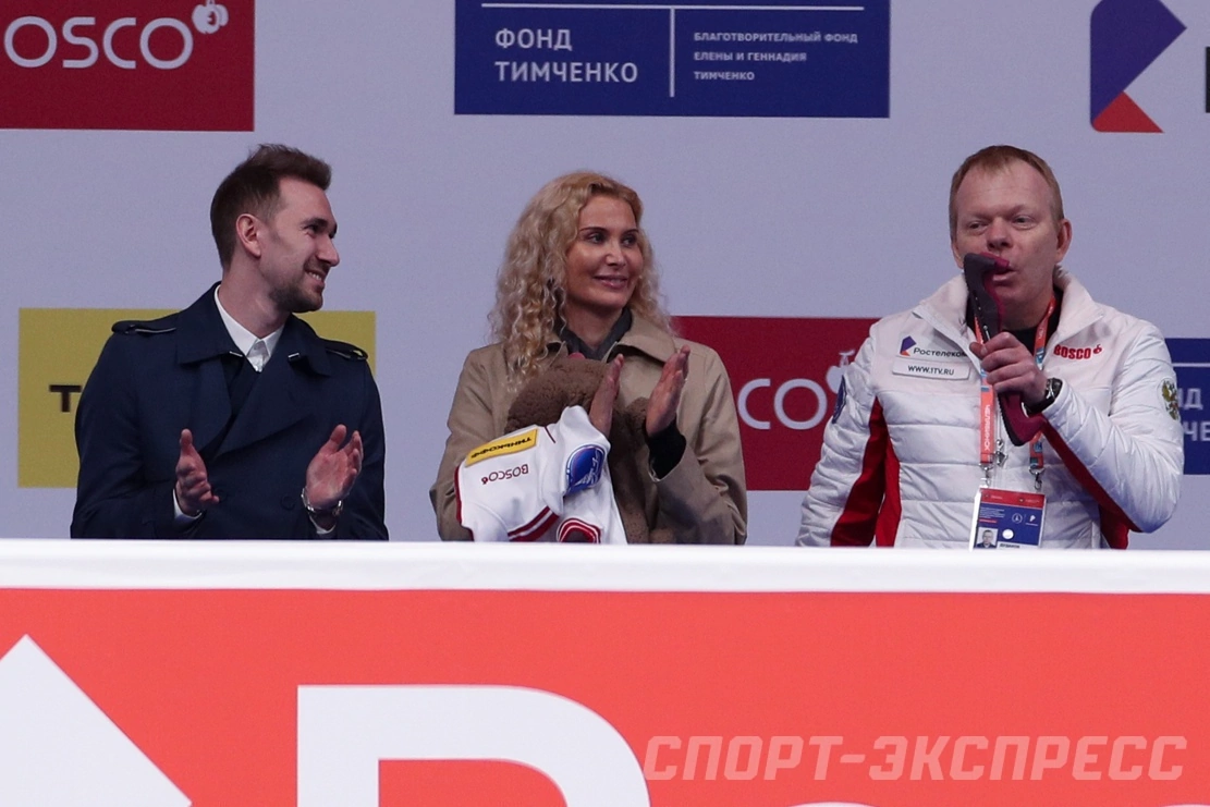 Источник фото: Дарья Исаева, СЭ. Контрольные прокаты в сентябре 2021 года в Челябинске. Саша в произвольной программе исполняет 5 четверных прыжков. Так как контрольные прокаты не являются соревнованиями, в список  «рекордов» это не вошло 