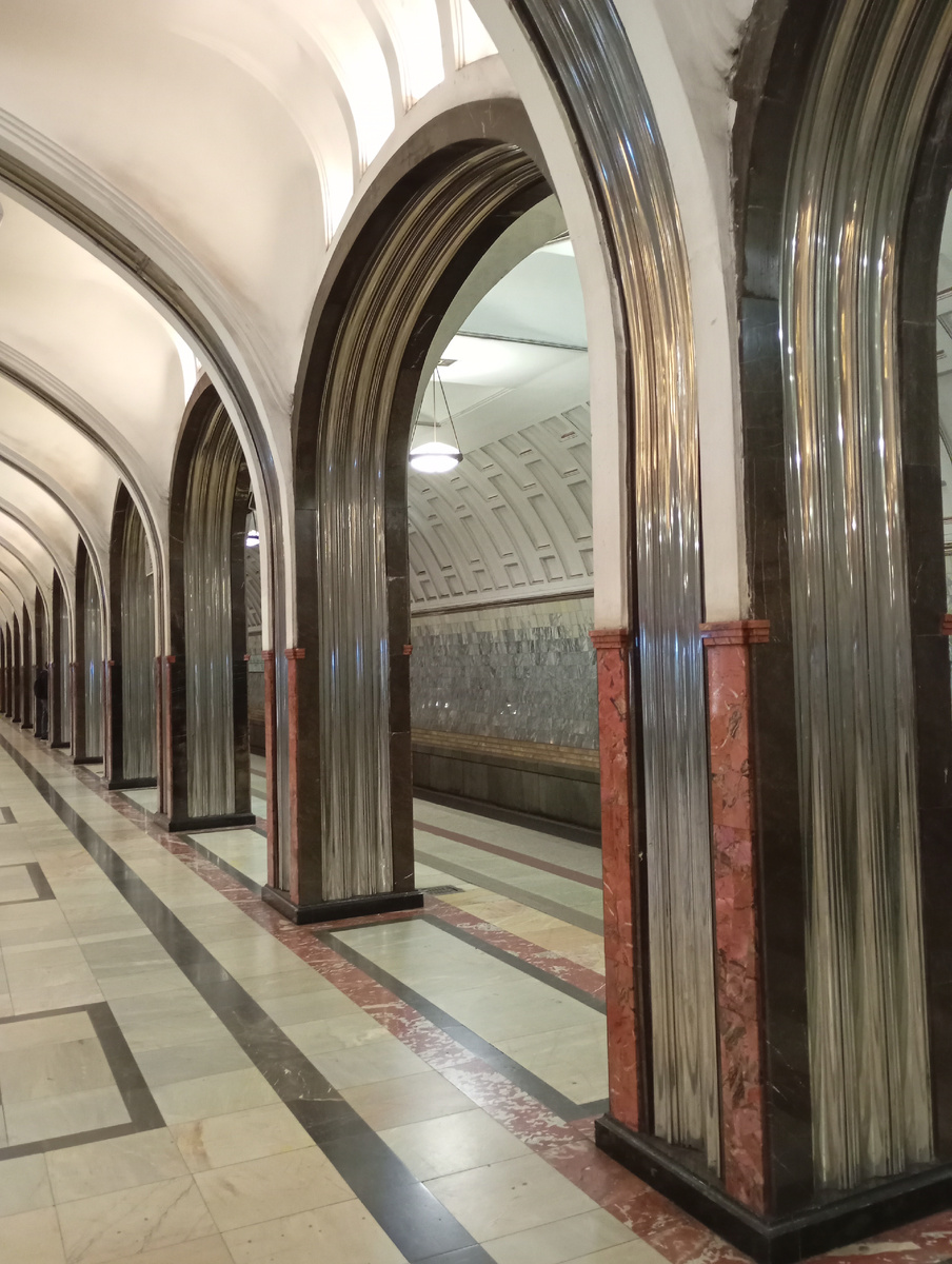 Красивая станция метро Маяковская . 