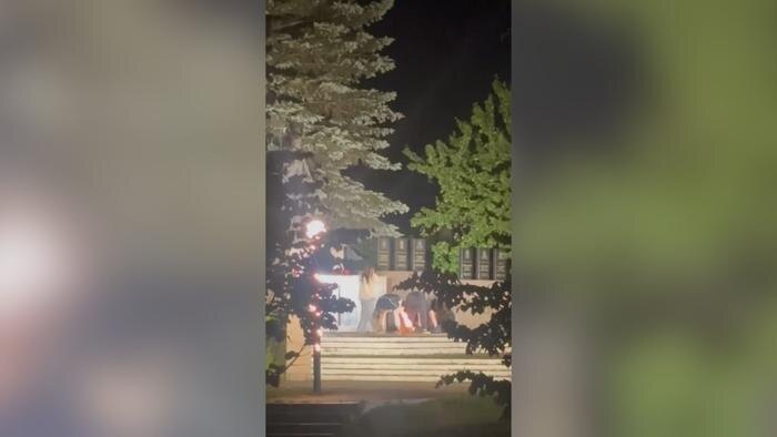 Под Ярославлем пьяные женщины устроили сушку «пятых точек» у Вечного огня. Обложка © Telegram / Жесть Ярославль