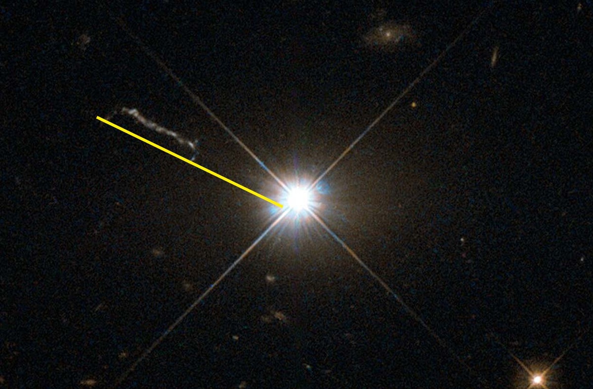 Квазар 3C 273 и его релятивистский джет, отмеченный желтым / © NASA/ESA/TheSpaceway