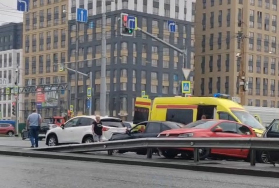    На место прибыла реанимация и скорая помощь. Фото: скриншот видео