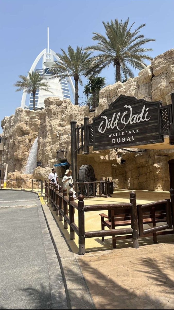 Аквапарк Wild Wadi находится в районе Jumeirah, рядом с Burj Al Arab.

