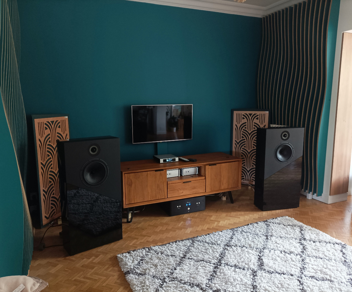 Davis Acoustics The Stage cцена.