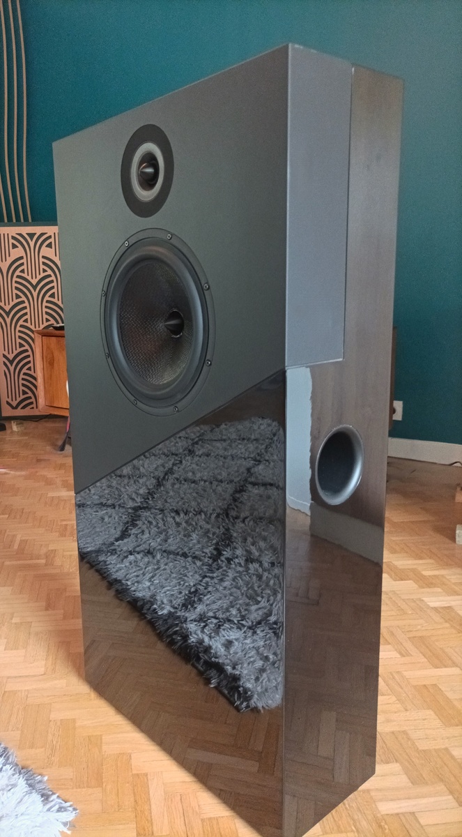 Davis Acoustics The Stage, динамики и боковой фазоинвертор.