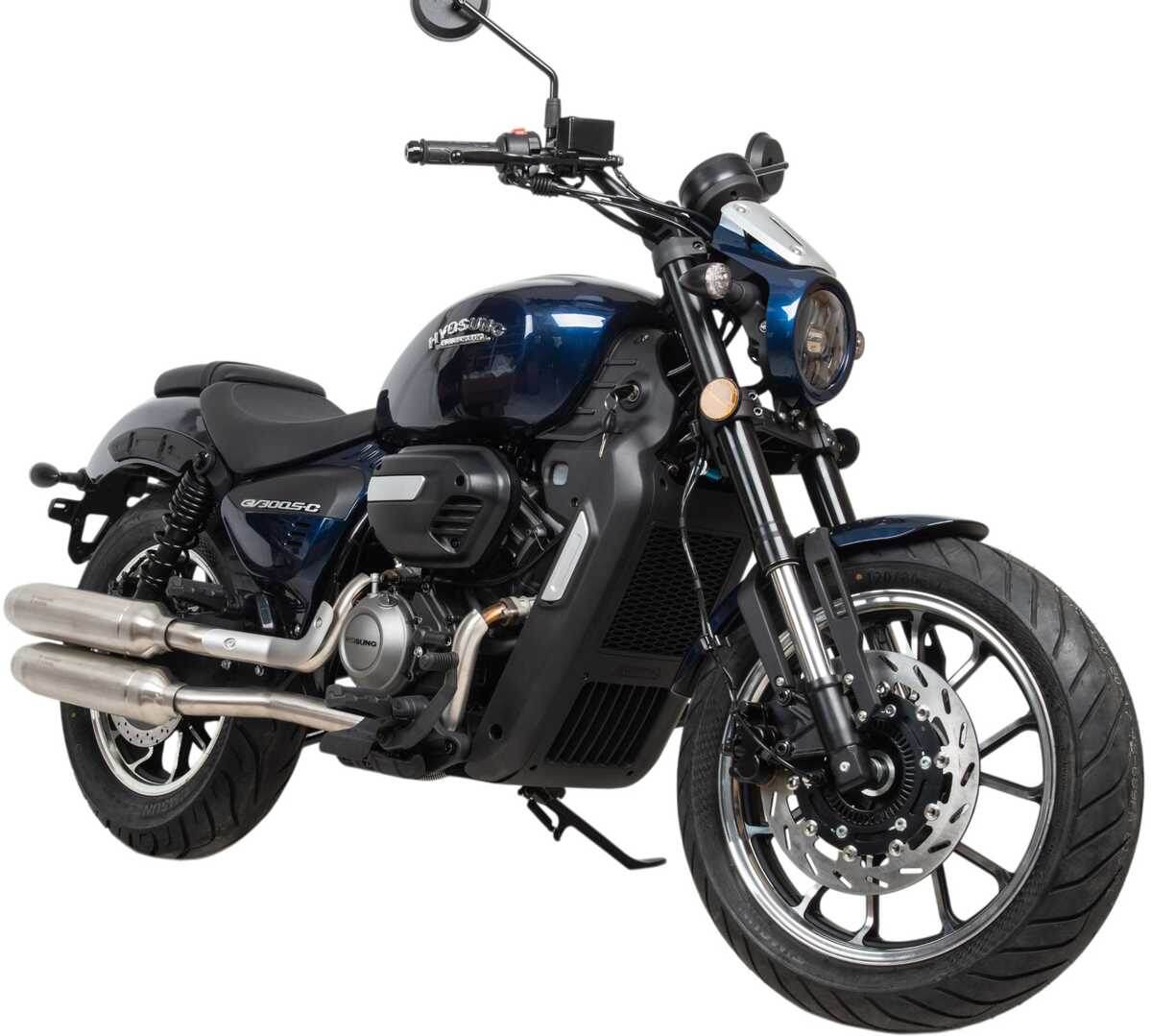Hyosung GV300S-C — это модель круизера, оснащенная 339-кубовым V-образным двухцилиндровым двигателем с водяным охлаждением (SOHC 4 клапана). Он оснащен 6-ступенчатой коробкой передач и тормозами с АБС. Компактный и экономичный мотоцикл оснащён двигателем сравнительно небольшого рабочего объёма, всего 339 "кубов", но главное — это не "одностволка" и даже не рядная "двойка", а настоящий V-твин с углом развала цилиндров 60 градусов. Двигатель развивает 24 л.с. максимальной мощности и агрегатирован с 6-ступенчатой коробкой передач.Оптика у новой модели полностью светодиодная. Байк является интересным вариантом для новичков с небольшим или отсутствующим опытом . Приборка представляет собой аналоговый тахометр, совмещенный с жидкокристаллическим спидометром и индикатором положения передачи. USB-порт установили возле выноса руля. максимальной мощностью в 24 лошадиных сил (при 8500 об/мин), пиковым крутящим моментом в 30.0 Н-м (при 6500 об/мин) и 6-скоростной КПП. выглядит мускулисто и стильно. Он будет окрашиваться синий цвет.