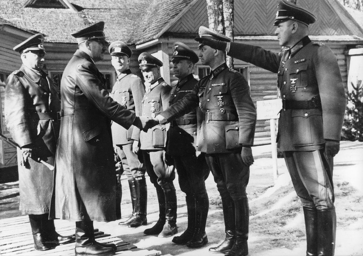 Гитлер жсмёт руку Вайсу