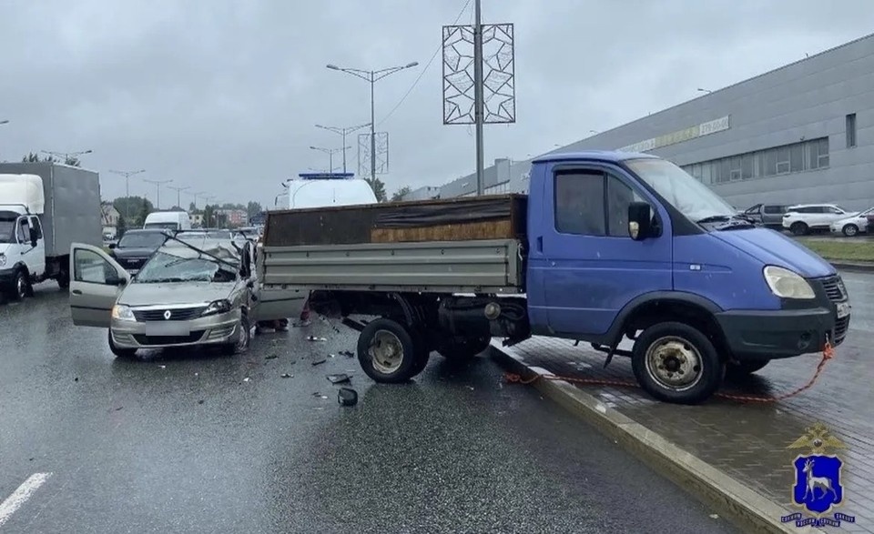    После ДТП водитель Renault Logan оказался зажат в салоне авто, но, к счастью, его успешно деблокировали спасатели. ГУ МВД России по Самарской области