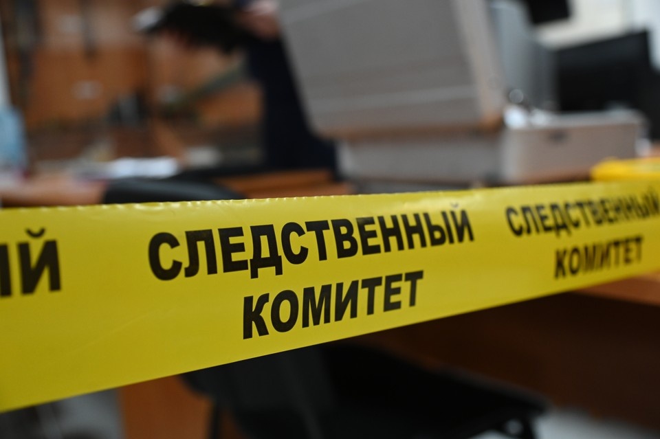    Следователи осматривают место происшествия, опрашивают очевидцев и соседей. Ольга ЮШКОВА