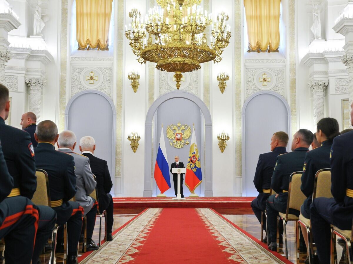    Президент РФ Владимир Путин выступает на встрече с выпускниками вузов силовых ведомств | © РИА Новости / Юрий Кочетков