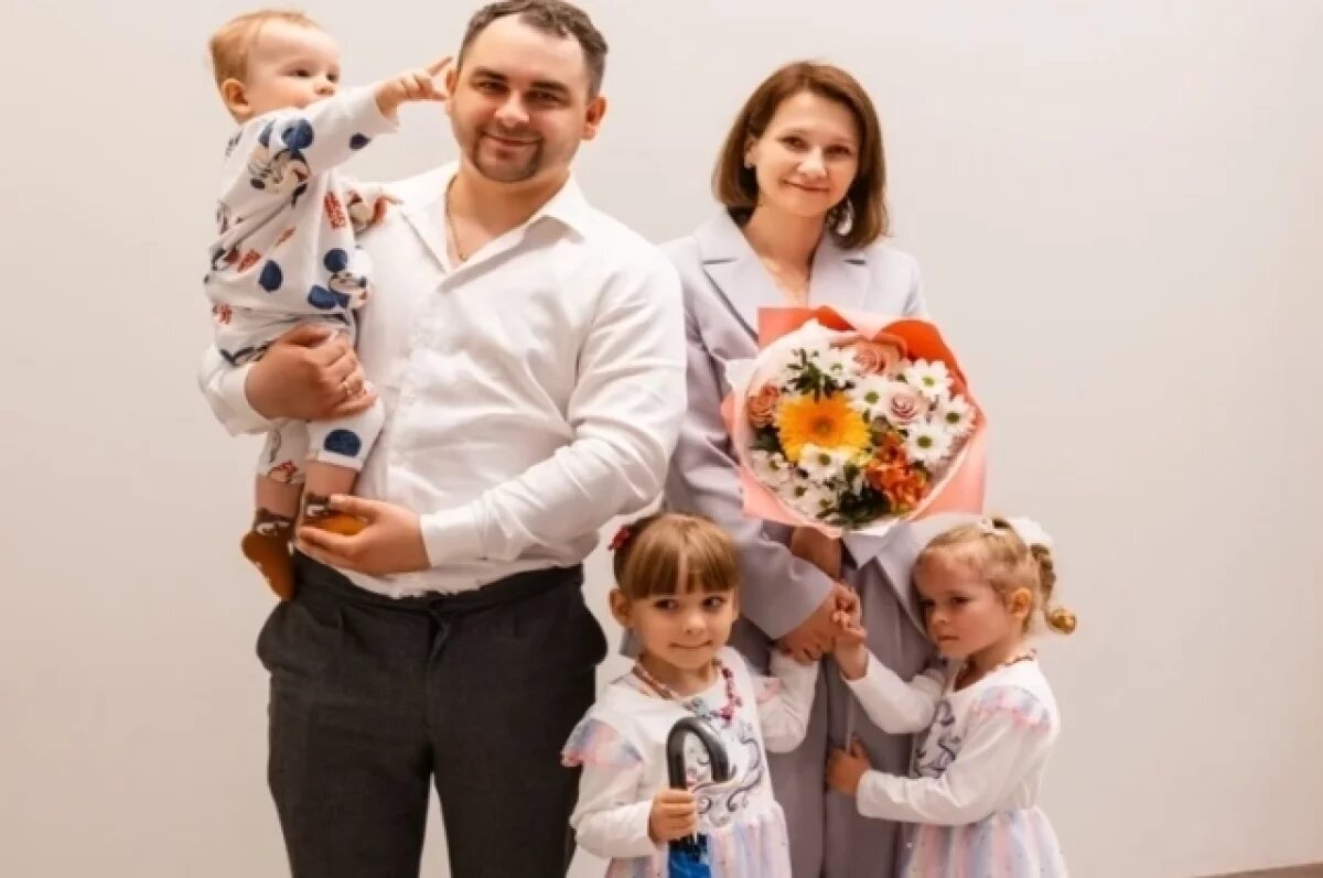    Челябинский хоккеист прошёл СВО и вернулся к жене и трём детям