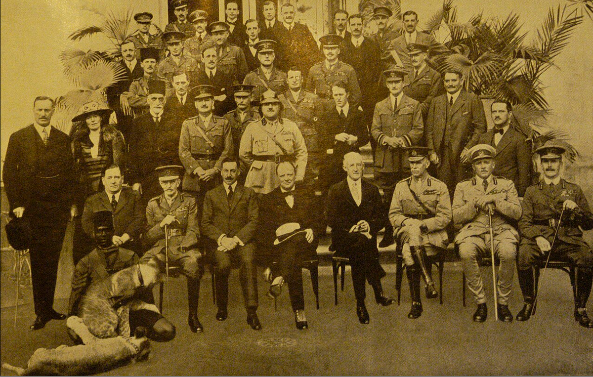 Участиники Каирской конференции 1921 года у отеля «Семирамис»: Уинстон Черчилль, Томас Эдвард Лоуренс, Гертруда Белл, Сэр Герберт Сэмюэл, Сэр Перси Кокс, Джафар Паша аль-Аскари, Сассун Эскелл (Эфенди)