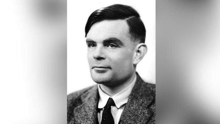 Как Алан Тьюринг повлиял на появление современных компьютеров? Машина Тьюринга — основа современной информатики. Фото © Wikipedia / Elliott & Fry