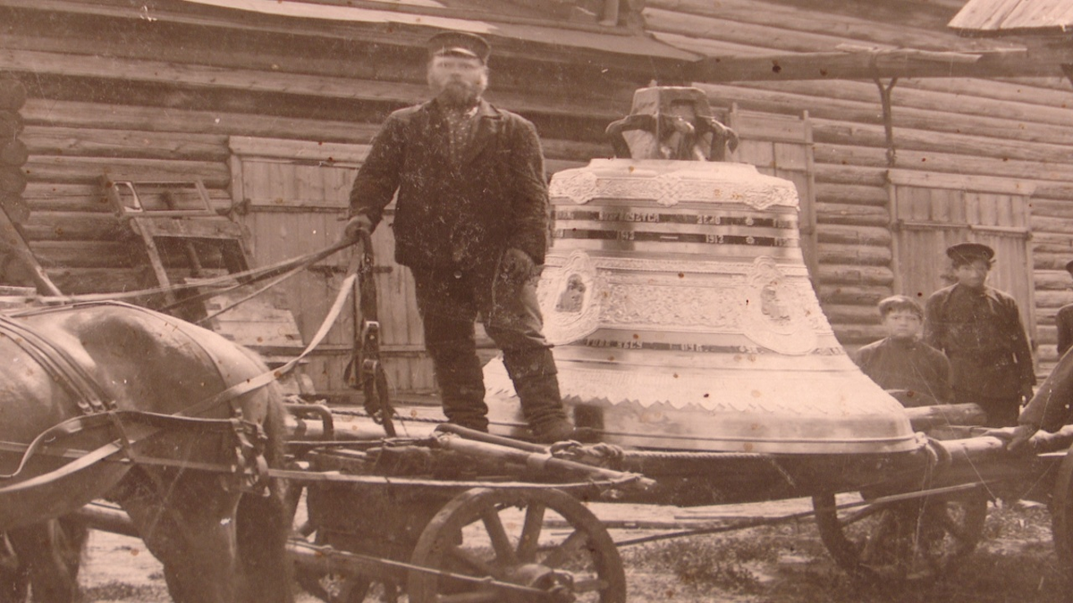 Погрузка колокола фирмы "П. И. Гилёва сыновья" на телегу, 1913 г., Тюмень
