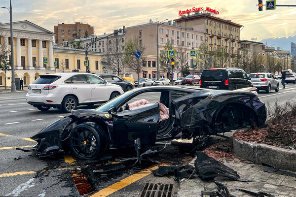 Обстановка на Зубовском бульваре в Москве, где произошло ДТП с участием автомобиля рэпера Navai (Наваи Бакиров), 5 мая 2026 года / Наталья Селиверстова/РИА Новости   📷