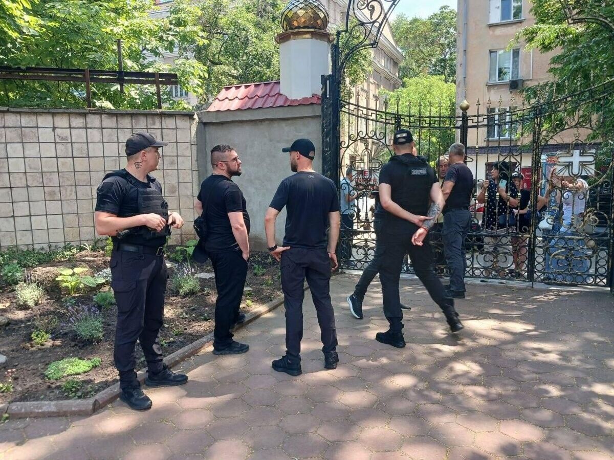    Неизвестные пытаются силой захватить храм в честь святого Александра невского канонической Украинской православной церкви в Одессе | © Фото : Одесская епархия УПЦ/Telegram